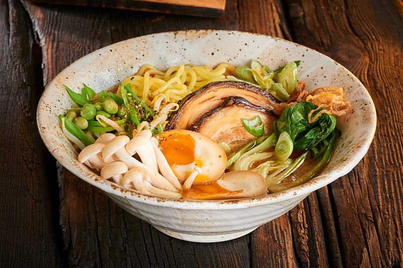 MISO RAMEN Z WIEPRZOWINĄ I MARYNOWANYM JAJEM